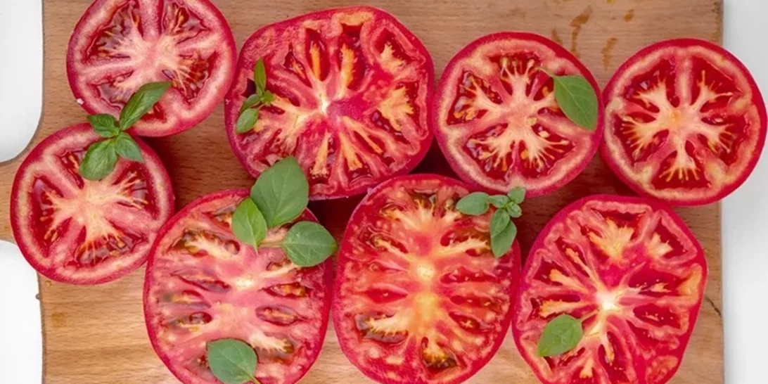 Δοκίμασες "Tomato Flight"; Η νέα καλοκαιρινή τάση που τρελαίνει το TikTok - και δεν χρειάζεται καν μαγείρεμα!