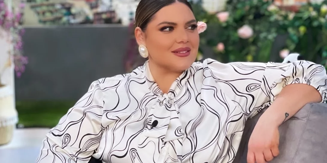 Δανάη Μπάρκα | Η εμφάνιση με oversized plaid blazer και εκκεντρικά δίπατα clogs