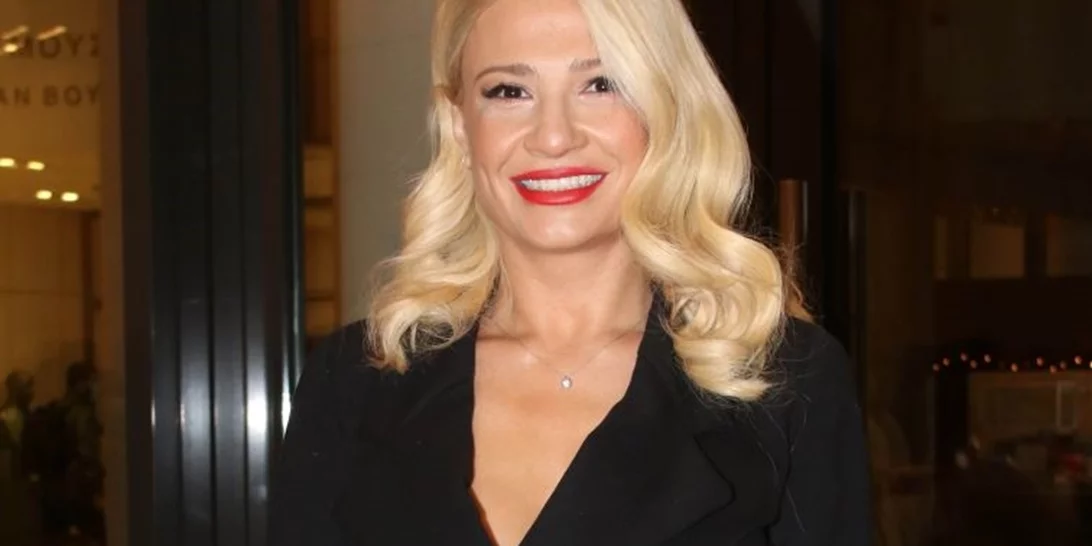 Φαίη Σκορδά | Με στράπλες φόρεμα σε δείπνο