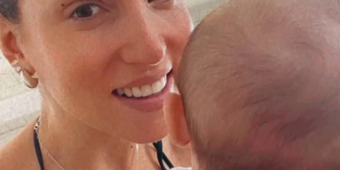 Αθηνά Οικονομάκου | Στο πλοίο για Μύκονο με τη νεογέννητη κόρη της, Σιέννα