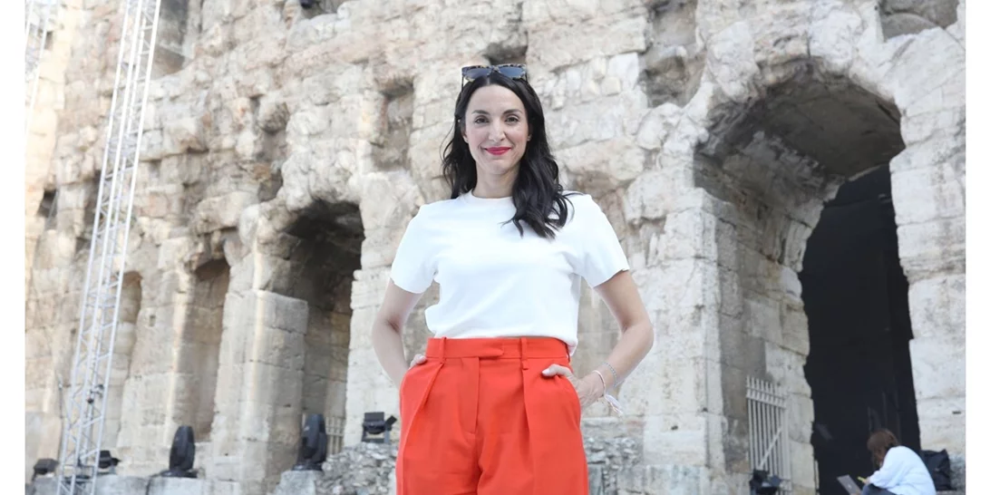 Ποιος είναι ο πιο κομψός τρόπος για να φορέσεις τα sneakers το καλοκαίρι; Το look της Κατερίνας Ευαγγελάτου εμπνέει