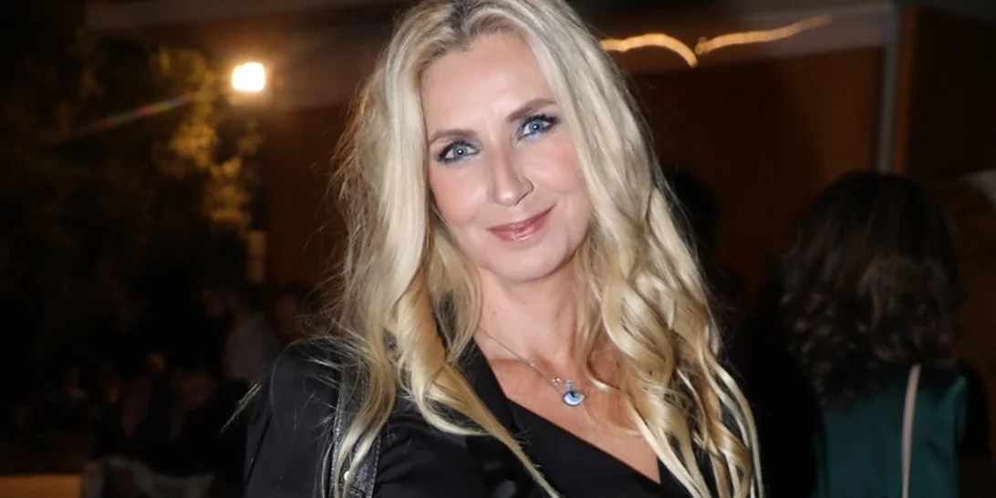 "10 χρόνια νεότερη" | Η Λένα Αρώνη σε νέα βραδινή εμφάνιση με δερμάτινο παντελόνι