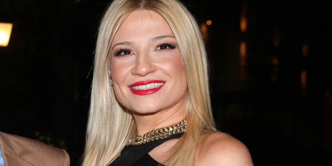 Η Φαίη Σκορδά σού δείχνει πως θα είσαι κομψή και άνετη στο γραφείο εν μέσω καύσωνα