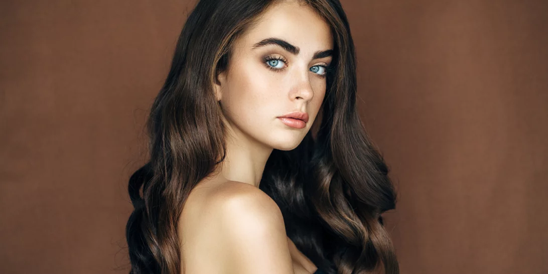 Chocolate Cake | Η αγαπημένη απόχρωση μαλλιών για μελαχρινές τη φετινή άνοιξη