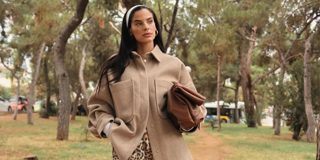 Γκρι και μπορντό | Η Χριστίνα Μπόμπα φόρεσε το look που βλέπουμε παντού στο Instagram