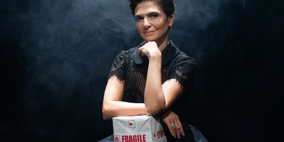 Η Ταμίλλα Κουλίεβα σκηνοθετεί τη μαύρη κωμωδία "Ο Σεργκέι είναι και πολύ βλάκας" στο ΙΜΚ