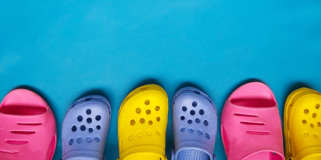 Έτσι θα φορέσεις κομψά ένα ζευγάρι Crocs