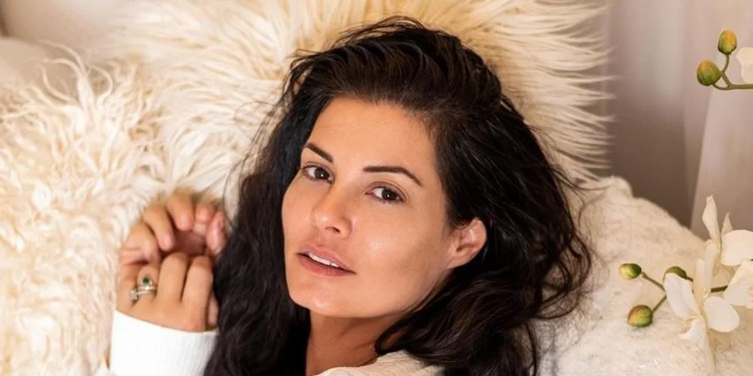 Η Μαρία Κορινθίου με το κρεμ εφαρμοστό φόρεμα που έχεις κι εσύ στη ντουλάπα σου