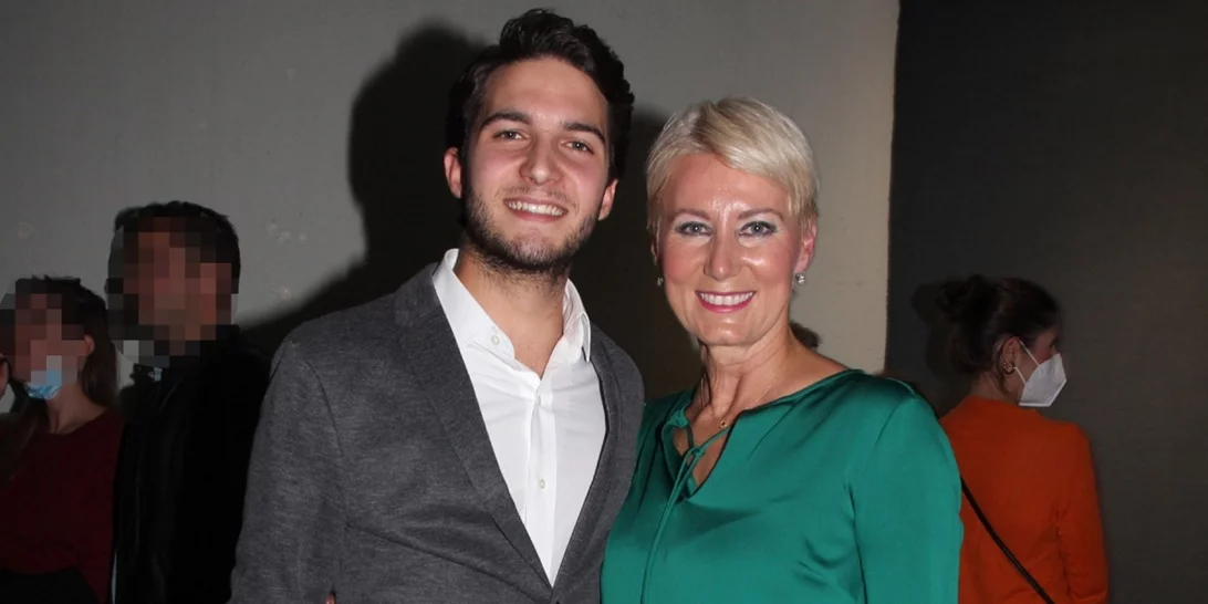 Η Νατάσα Παζαΐτη έγινε ηθοποιός και ο περήφανος γιος της, Αλέξανδρος Καραμανλής παρακολούθησε την παράστασή της