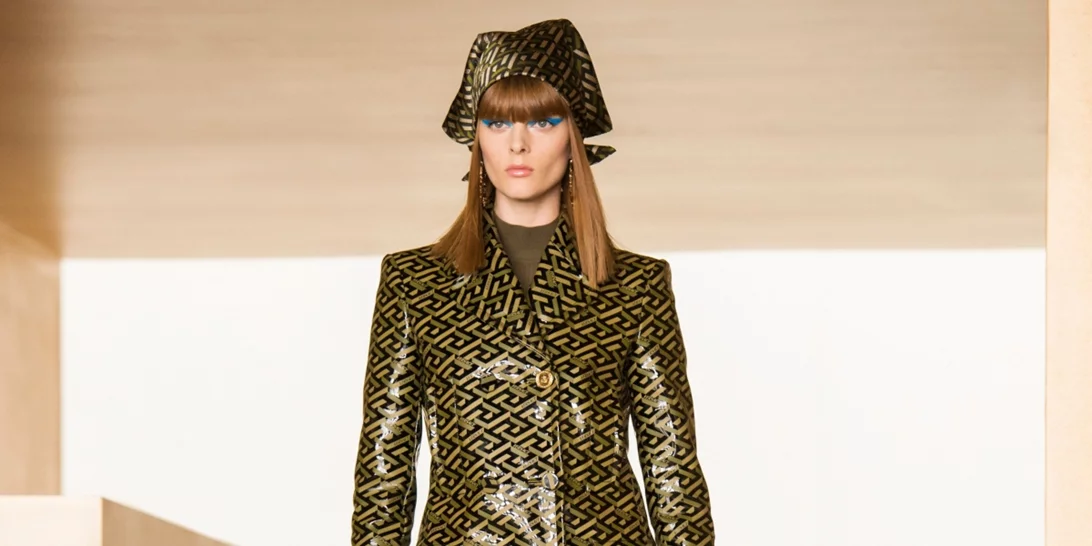 Η logomania είναι μία από τις hot τάσεις της σεζόν | Πώς θα την εντάξεις στα σύνολα σου