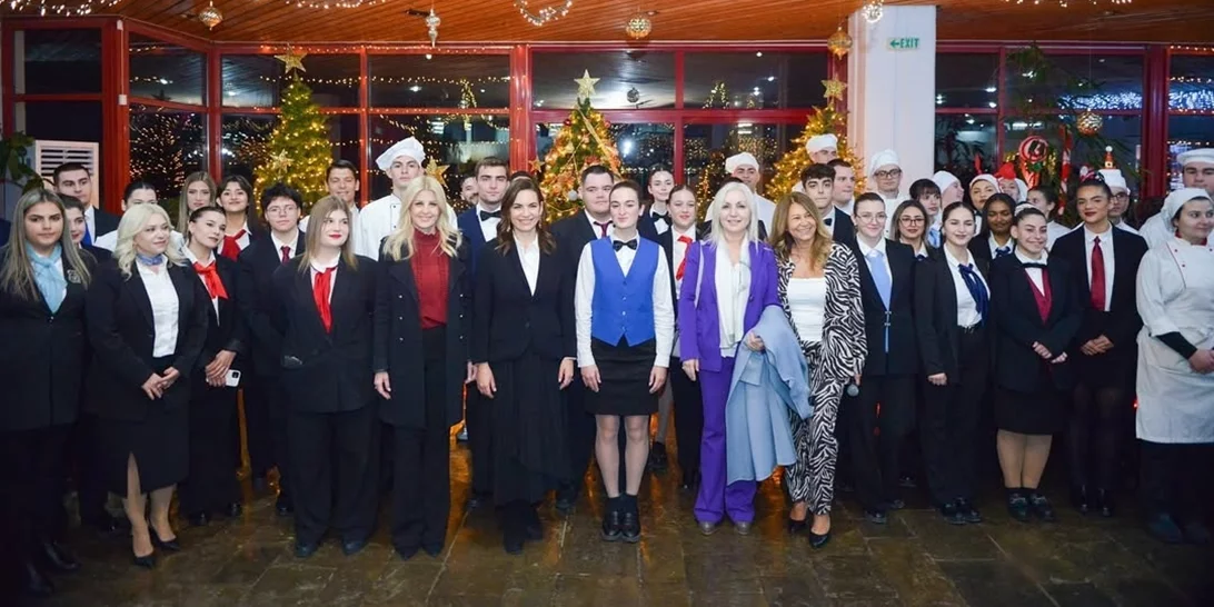 Όλγα Κεφαλογιάννη | Σε χριστουγεννιάτικη γιορτή στην Ανάβυσσο με την Έλενα Ράπτη