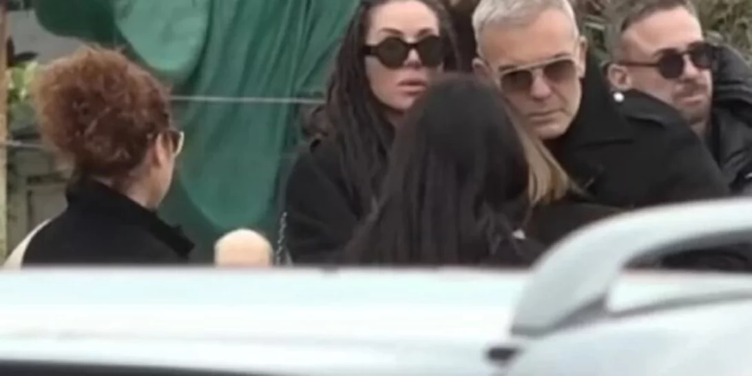 Συντετριμμένος ο Στέλιος Ρόκκος στην κηδεία του αδερφού του