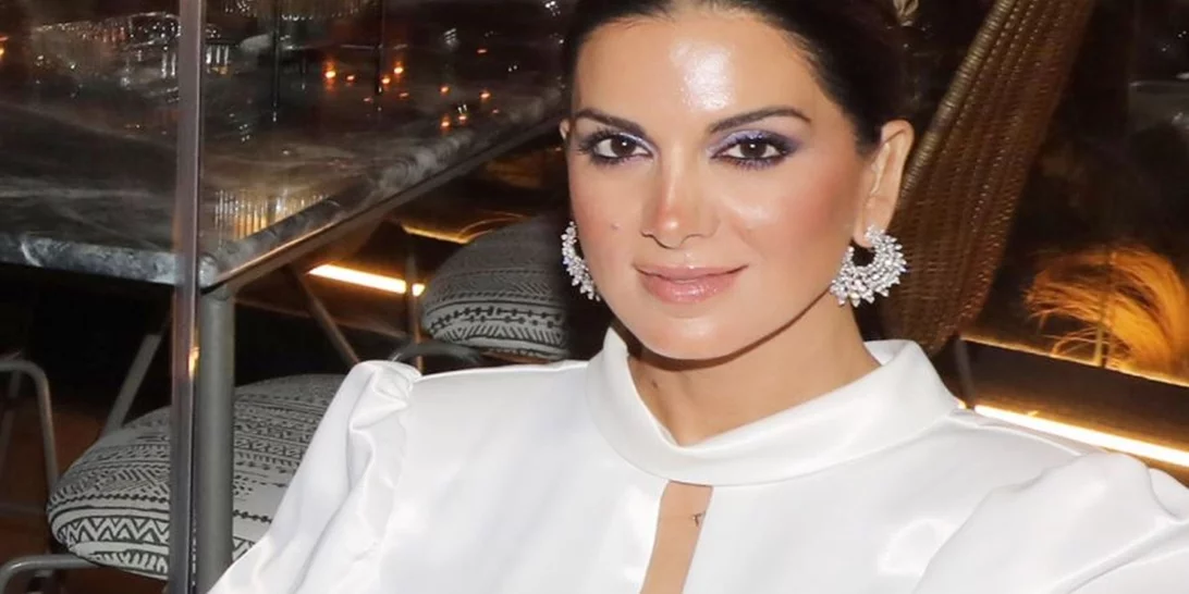 Σταματίνα Τσιμτσιλή | Δείπνο σε εστιατόριο με θαλασσινά στην αθηναϊκή ριβιέρα