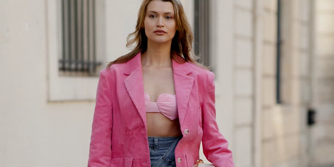 Οι άκρως φθινοπωρινοί τρόποι για να φορέσεις μία τζιν φούστα σύμφωνα με το TikTok