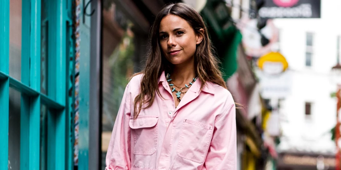 10 Zara μπλούζες και πουκάμισα που ταιριάζουν τέλεια με τζιν παντελόνι