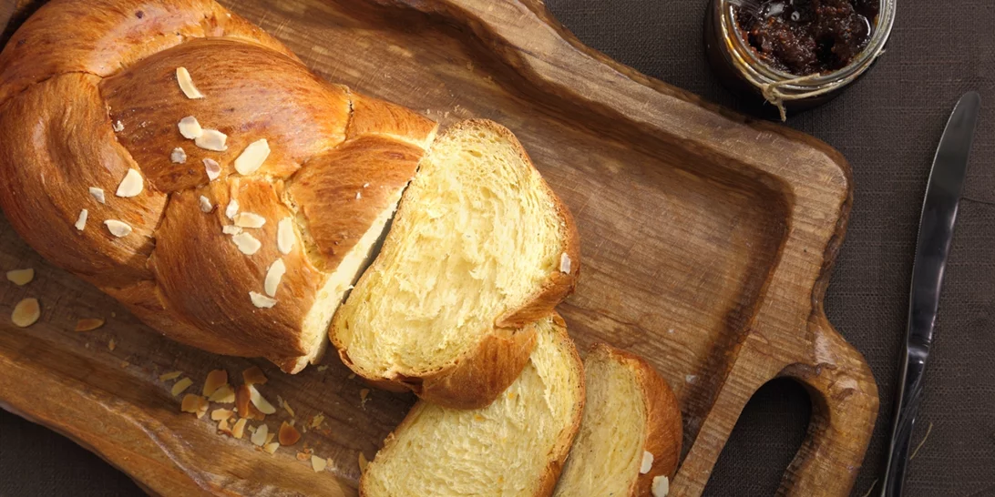 Πασχαλινά ζυμώματα | Τρεις συνταγές για τσουρέκι και κουλουράκια