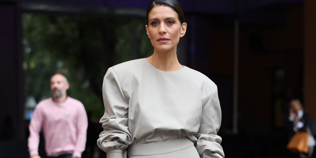 Στο γραφείο, τη βόλτα, τη βραδινή έξοδο | Οι κομψές midi φούστες από τη Marks & Spencer για προσεγμένο στιλ