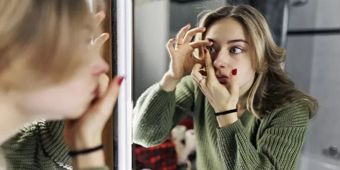 Ο σοβαρός λόγος που δεν πρέπει να φοράς φακούς επαφής στο μπάνιο