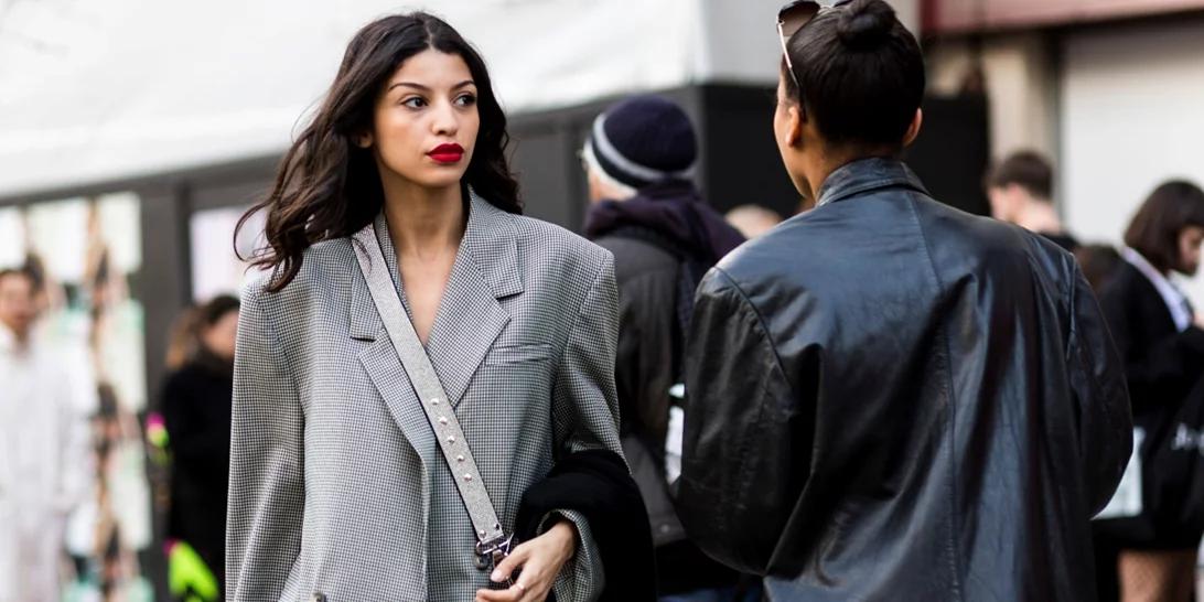 Οι κομψές Λονδρέζες έχουν ήδη ξεχωρίσει το τζάκετ που θα γίνει must-have το 2022