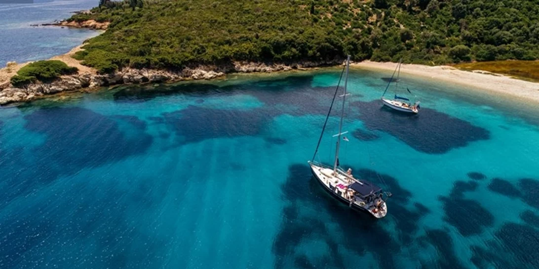 Το απομονωμένο ελληνικό νησί που λατρεύουν οι ισχυρότεροι άνθρωποι του κόσμου