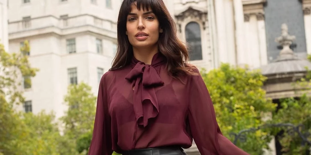 Η Τόνια Σωτηροπούλου έκανε τον απόλυτο συνδυασμό με το μπορντό πουκάμισό της