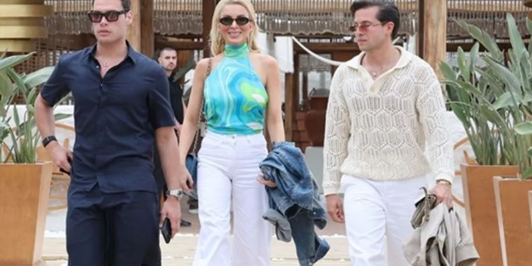 Κατερίνα Καινούργιου | Με καλοκαιρινή διάθεση στη Μύκονο παρέα με φίλους