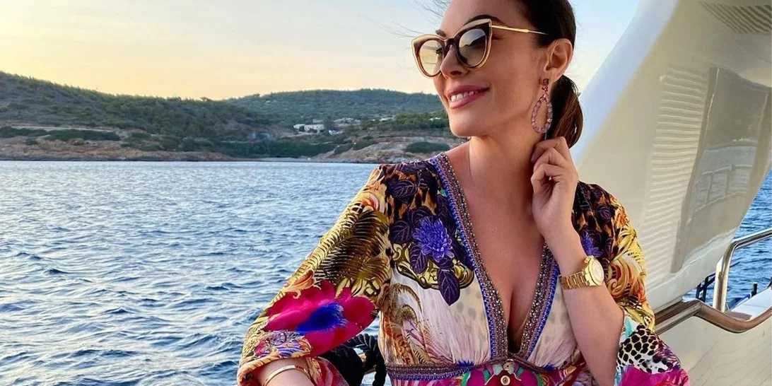 Η Τατιάνα Στεφανίδου με total white look σε γιοτ | Στο πλευρό της ο Νίκος Ευαγγελάτος