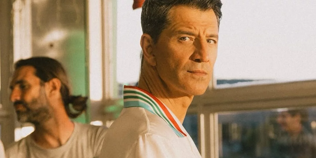 Σάκης Ρουβάς | Ερμηνεύει το νέο του μουσικό κομμάτι παίζοντας κιθάρα στον σαλόνι του σπιτιού του