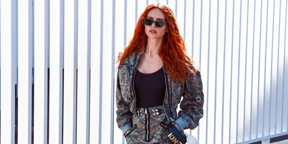 Έβελυν Καζαντζόγλου | Φόρεσε το ίδιο πανωφόρι με τη Lily Collins στο "Emily in Paris"