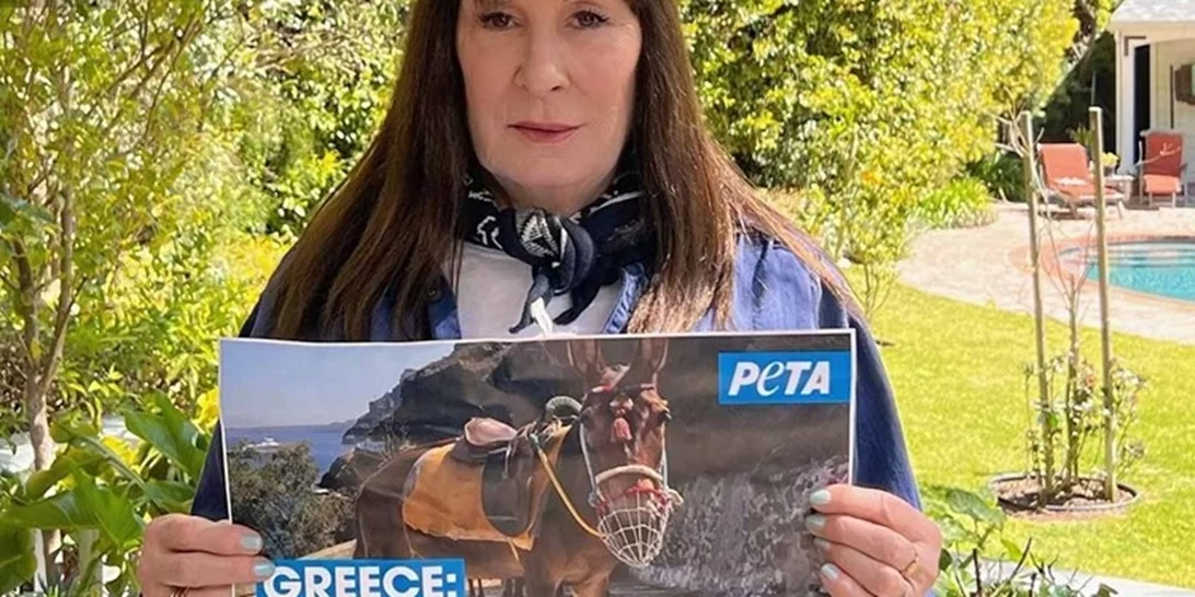 Αnjelica Huston | " Aπαγορεύστε αμέσως κάθε μεταφορά τουριστών με γαϊδουράκια"