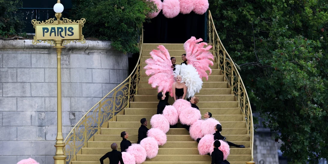 Η σαγνευτική εμφάνιση της Lady Gaga στην έναρξη των Ολυμπιακών Αγώνων | Το μαύρο bustier και η φούστα με τα ροζ φτερά