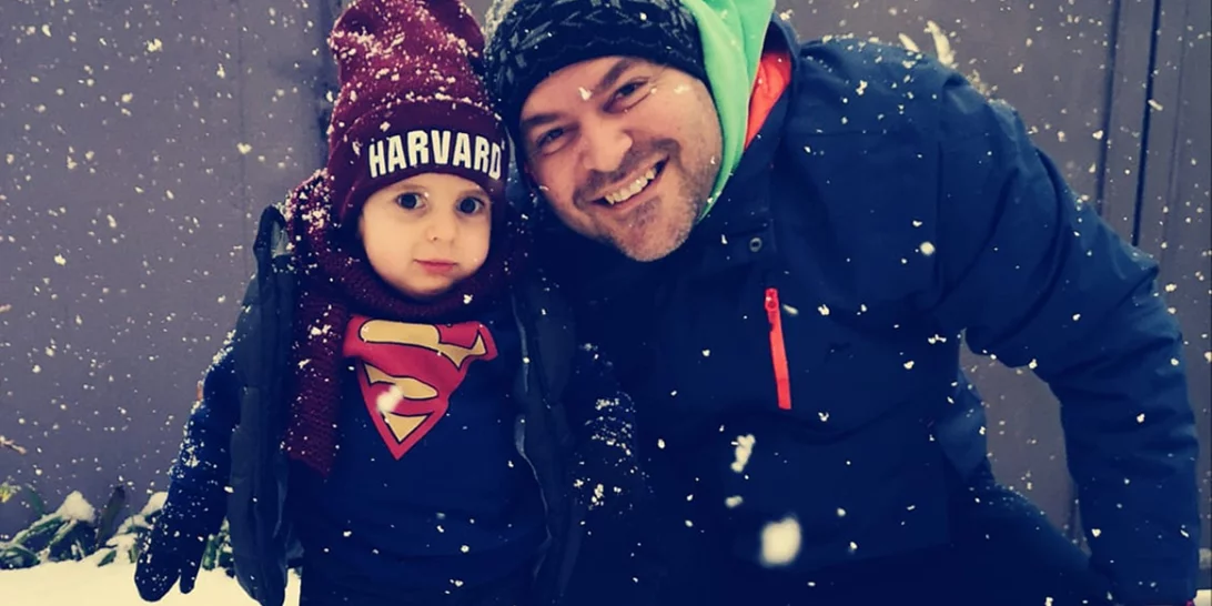 Ό,τι πιο γλυκό και αισιόδοξο | Ο μικρός Παναγιώτης Ραφαήλ όρθιος στα χιόνια