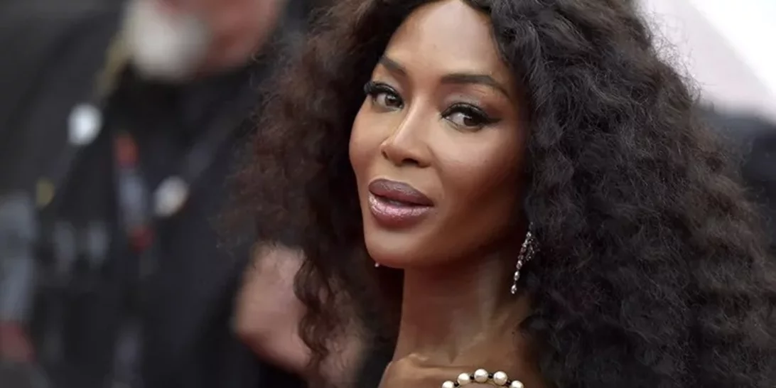 Η Naomi Campbell στην παραλία με τα δύο της παιδιά σε σπάνια οικογενειακά κλικ