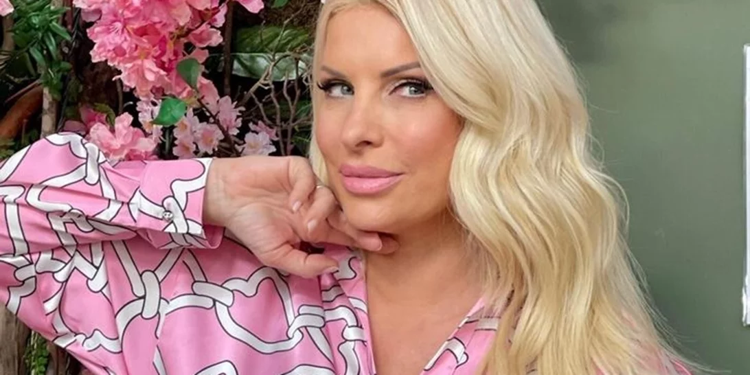 Ελένη Μενεγάκη | Ο πολύ οικονομικός τρόπος με τον οποίο "εξαφανίζει" τις ρυτίδες στο πόδι της χήνας