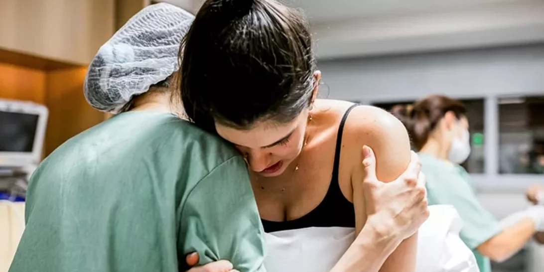 Φόβος για τον τοκετό; 2 παράγοντες που βοηθούν τις γυναίκες να γεννούν με σιγουριά