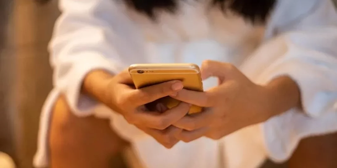 Γιατί δεν πρέπει να παίρνεις ποτέ το κινητό σου στην τουαλέτα - Η συνήθεια που σου κοστίζει