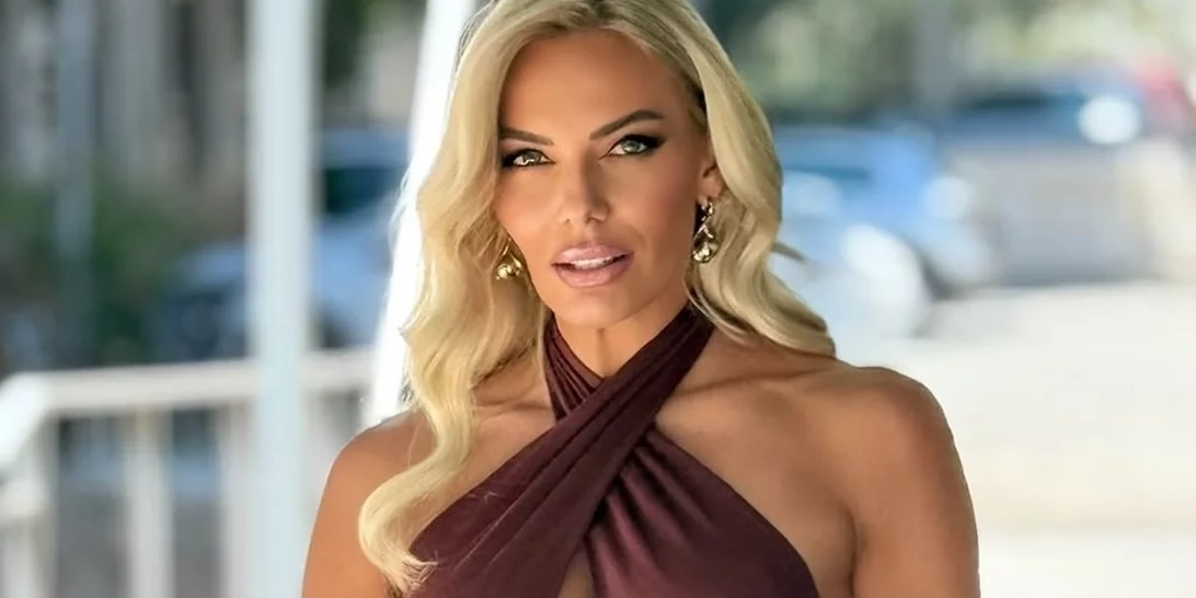 Το mocha mousse φόρεμα που φόρεσε η Ιωάννα Μαλέσκου είναι ιδανικό για τα καλέσματα του καλοκαιριού