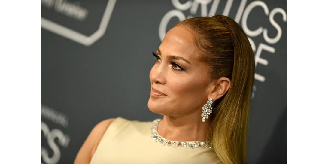 Άλλη μια φορά που η JLo υιοθέτησε το αγαπημένο χτένισμα της παιδικής μας ηλικίας με τον πιο σέξι τρόπο