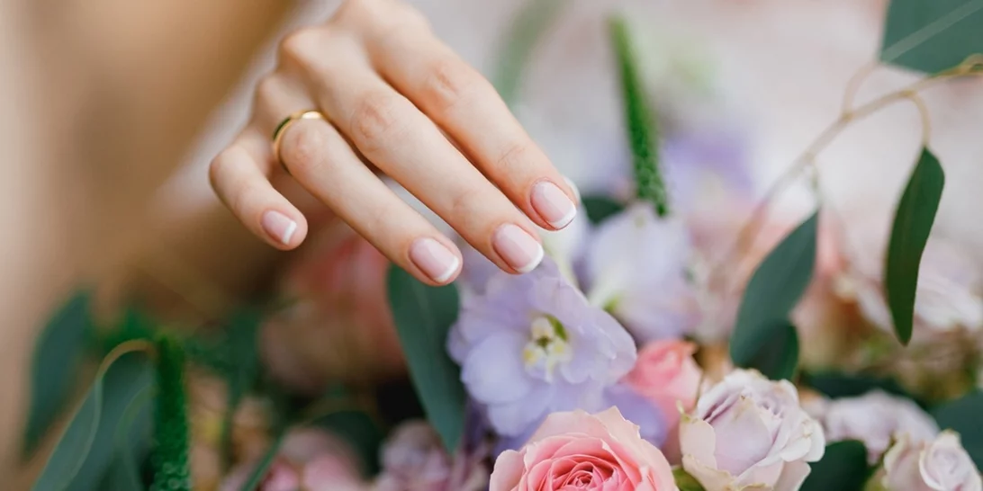 Το μυστικό για το πιο κολακευτικό νυφικό μανικιούρ που ελάχιστες νύφες γνωρίζουν