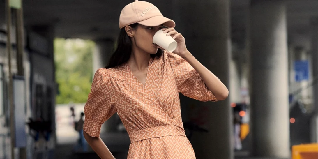 Η SS22 συλλογή του brand Sandro αφηγείται τη δική της ιστορία