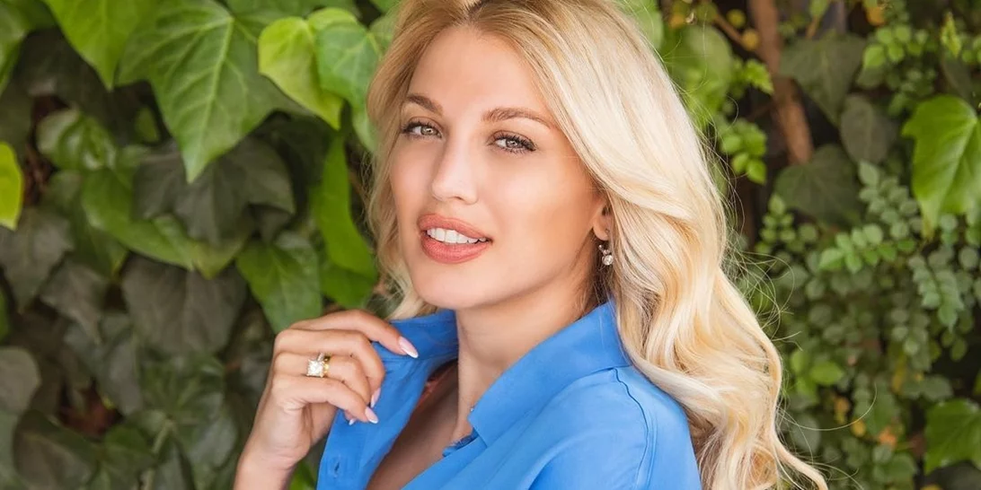 Η Κωνσταντίνα Σπυροπούλου με ολόσωμο μαγιό στην παραλία | Η νέα φωτογραφία με τον γιο της