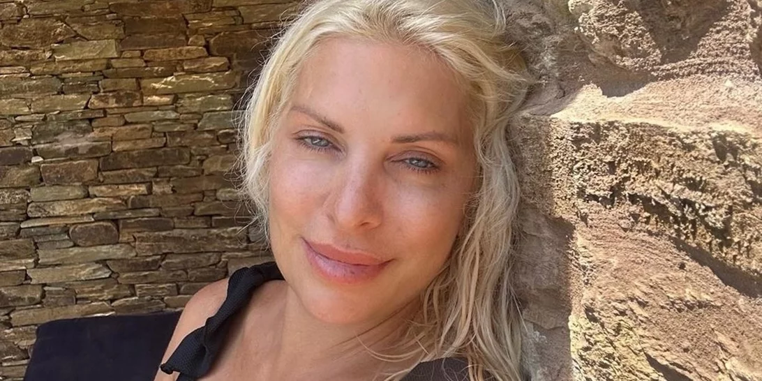 Η Ελένη Μενεγάκη κάνει ηλιοθεραπεία με μαύρο ολόσωμο μαγιό | Η no make up φωτογραφία από τα Άχλα