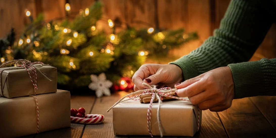 Το Christmas hack που θα σου αλλάξει τη ζωή | Πώς θα τυλίξεις τα δώρα σου με 2 κινήσεις