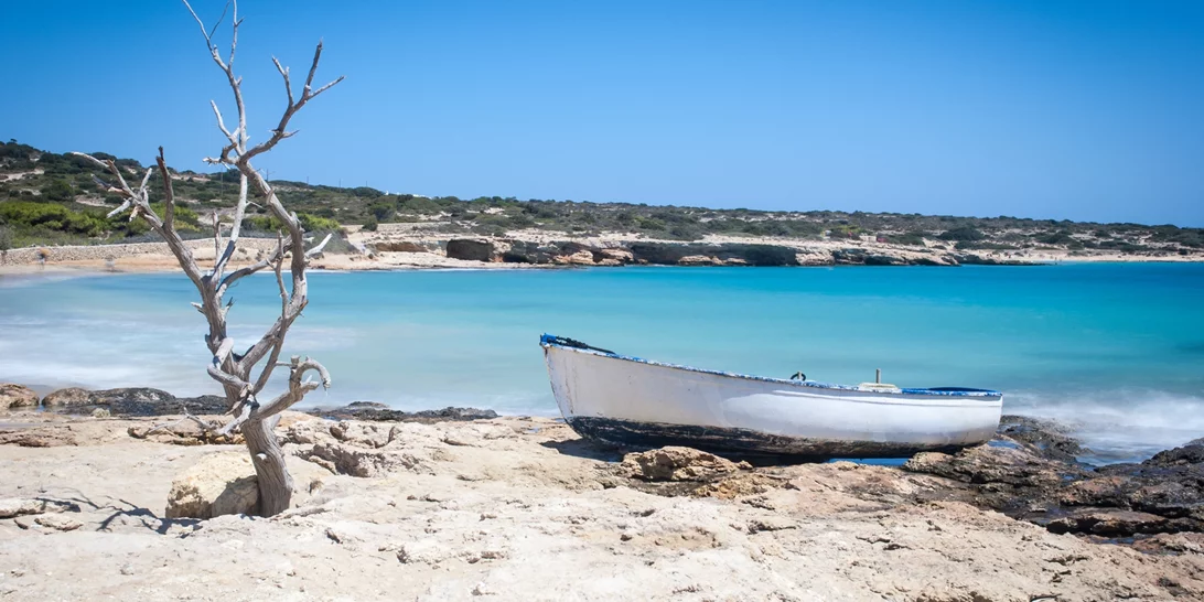 Αυτό είναι το μικρό ελληνικό νησί που λατρεύουν οι Βρετανοί – "Ένας μικρός παράδεισος, θα το περπατήσεις όλο"