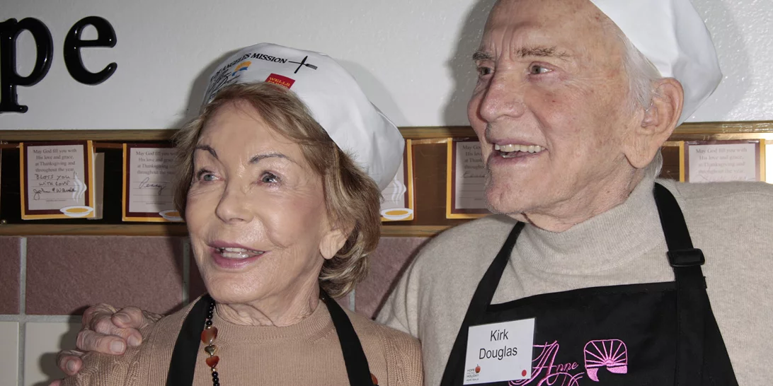 Anne Douglas | Πέθανε η γυναίκα που είχε σώσει την καριέρα και τη ζωή του Kirk Douglas