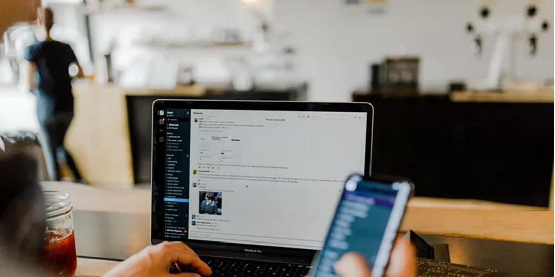 Εθισμένη στο διαδίκτυο και τα social media; Αυτές οι συνήθειες το προδίδουν