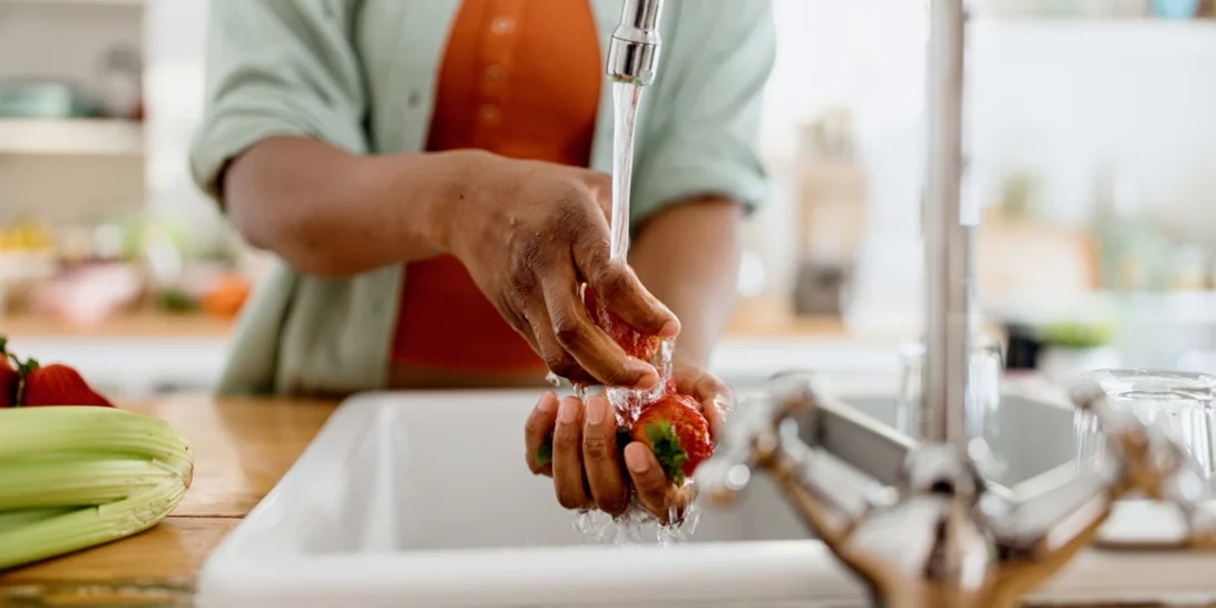 Εσύ ξέρεις τον σωστό τρόπο για να πλένεις τα λαχανικά σου; | Το λάθος που κάνουν σχεδόν όλοι