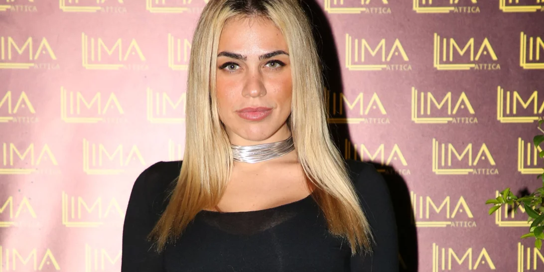 Το casual look της Κόνι Μεταξά με το απόλυτο trend των τελευταίων χρόνων στα παντελόνια