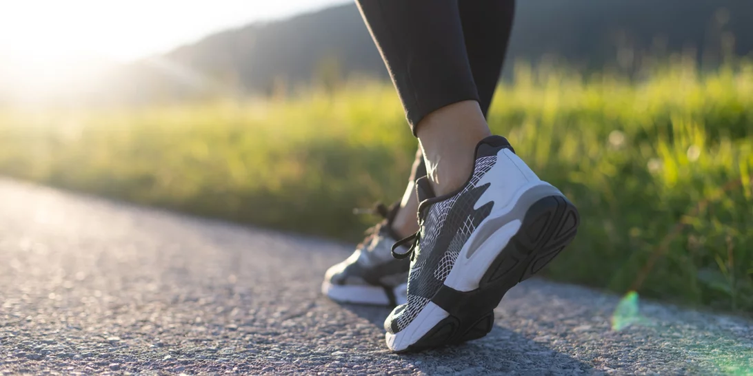 6 απλά βήματα για να κάνεις τα sneakers σου να μοιάζουν με καινούργια