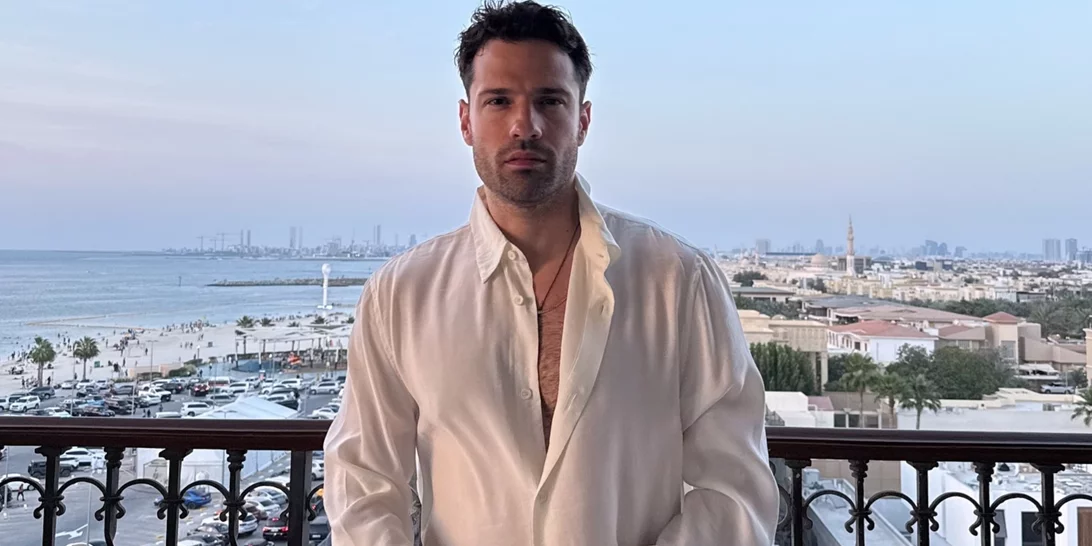 Ο Κωνσταντίνος Αργυρός κολυμπά στη θάλασσα και μας κάνει να ανυπομονούμε για τις διακοπές